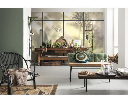 Woonkamer met werkbank, zithoek en decoraties in rustieke stijl