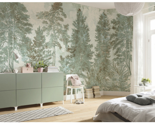 Slaapkamer met bostapijt, ladekast, bed en stoel voor een natuurlijke sfeer