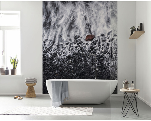 Badkamer met vrijstaand bad en fotobehang met steenmotief