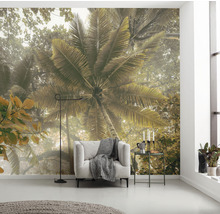 Woonkamer met fotobehang van een palmentuin, fauteuil, staande lamp en bijzettafel.