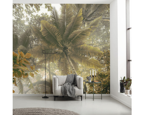 Woonkamer met fotobehang van een palmentuin, fauteuil, staande lamp en bijzettafel.