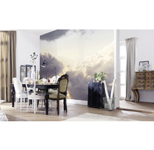 Eetkamer met wolkenbehang, eettafel en meubels voor een lichte sfeer.