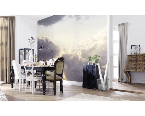 Eetkamer met wolkenbehang, eettafel en meubels voor een lichte sfeer.