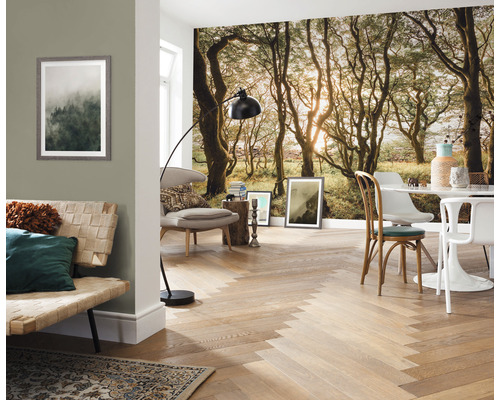 Woonkamer met fotobehang van een bos, bank, fauteuil, tafel en parketvloer