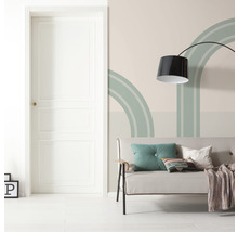 Woonkamer met deur, bank, vloerlamp en wanddecoratie met geometrische vormen
