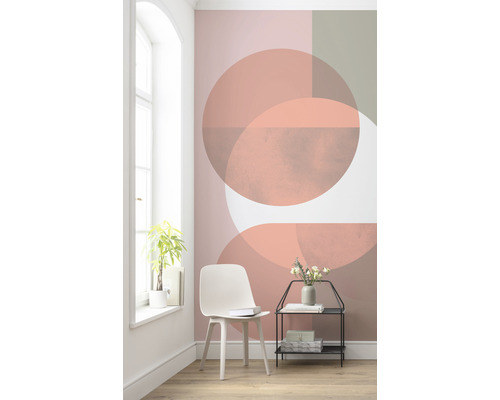 Woonkamer met grafisch behang, stoel en bijzettafel