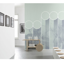 Decoratieve hal met abstract wandbehang, bijzettafel en decoratieve elementen