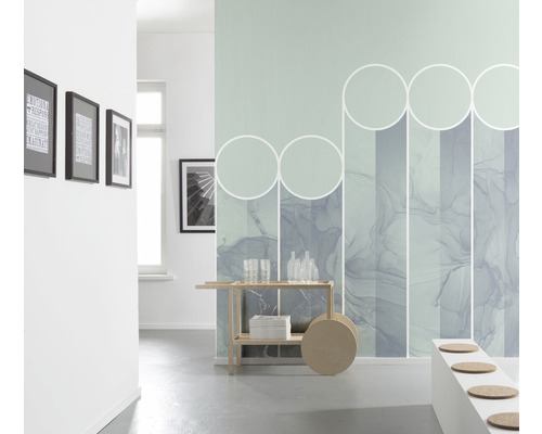 Decoratieve hal met abstract wandbehang, bijzettafel en decoratieve elementen