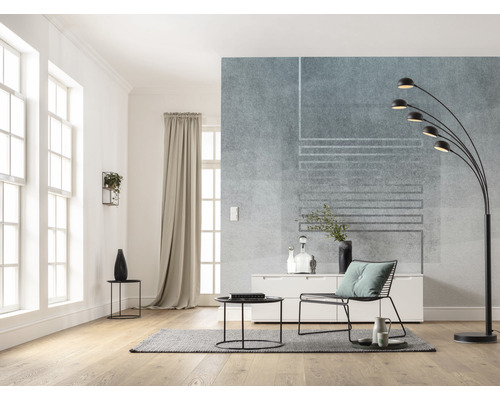 Lichte woonkamer met ramen, gordijnen, lamp en meubels