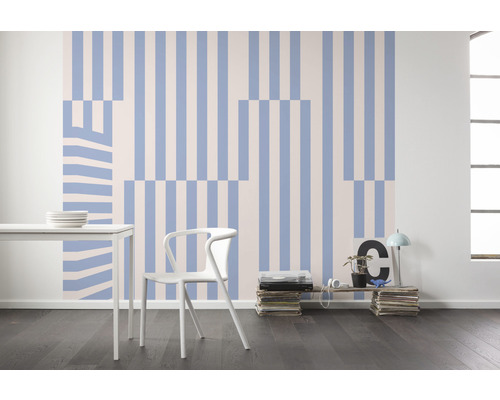 Decoratief interieur met gestreept behang, eettafel en stoel