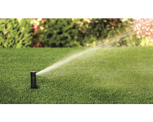 Tuinsproeier sproeit gazon