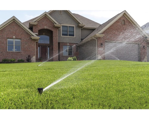 Irrigatiesysteem met gazonsproeiers voor een huis.