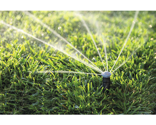 Pop-up sproeier besproeit een gazon