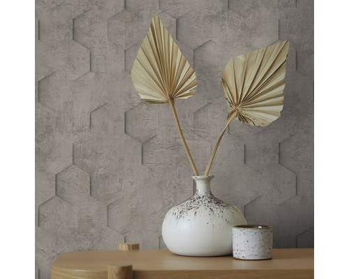 Close-up van een muur met zeshoekige wandpanelen en een decoratieve vaas met droogbloemen op een houten tafel