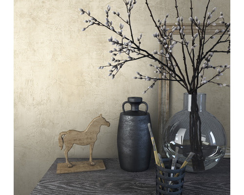 Decoratieve scène met vaas, decoratiepaard en zwarte urn op een tafel.