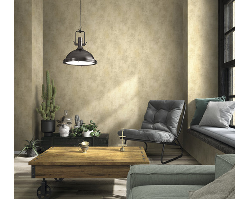 Woonkamer met hanglamp, fauteuil, salontafel en decoratie
