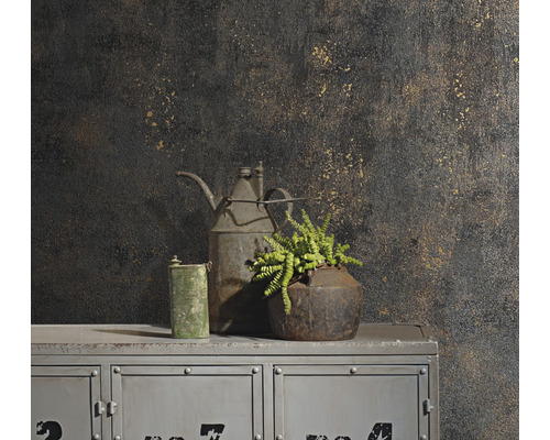 Decoratieve stillevenopstelling met plant, kan en blik op een kast voor een gemêleerde muur