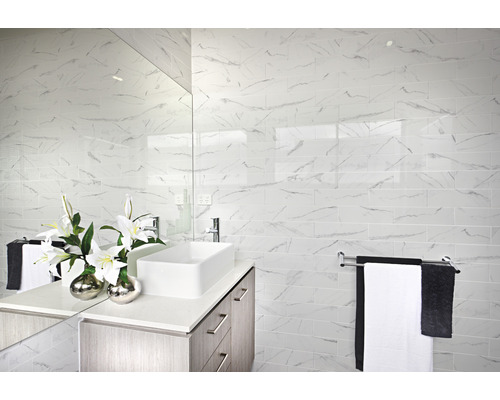 Moderne badkamer met wastafel, spiegel en marmeren tegels