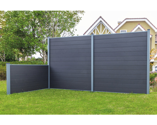 Tuinscène met een grijze WPC schutting op groen gras