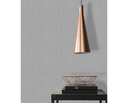 Kameropstelling met grijs behang, lamp en decoratie op tafel