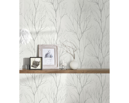 Wanddecoratie met behang met boommotief, plank en decoratie