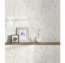 Scene met een behang met boomtakmotief, een houten plank en decoratieve objecten zoals fotolijsten en een vaas.