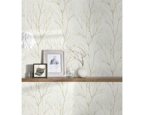 Scene met een behang met boomtakmotief, een houten plank en decoratieve objecten zoals fotolijsten en een vaas.