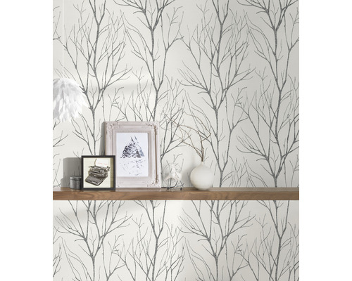 Behang met boomtakpatroon, houten plank met decoratie