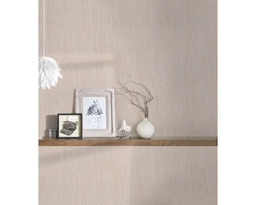 Woonkamer met patroonbehang en houten plank met decoraties