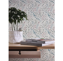Decoratief behang met bladerdessin in een heldere kamer met plant en boeken.