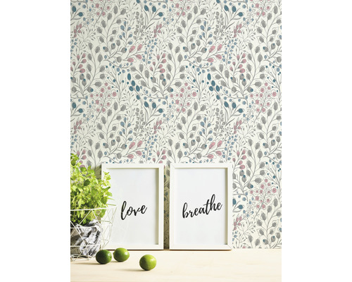 Behang met bloemmotief en bladeren op de achtergrond