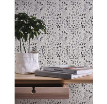Decoratief behang met bloemmotief in interieur.