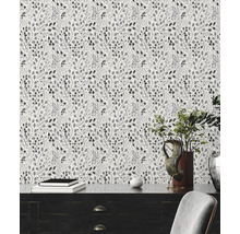 Scene met patroonbehang met blad- en bessenmotief