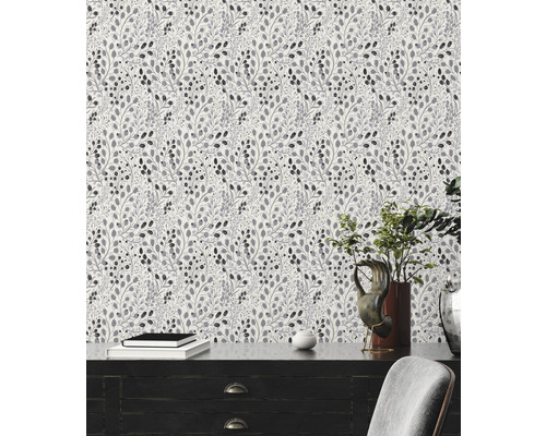 Scene met patroonbehang met blad- en bessenmotief