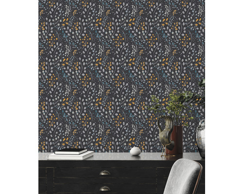 Behang met bladeren en bloemmotief in een interieur