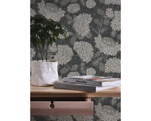 Interieurscène met bloemenbehang, houten tafel met plant en boeken