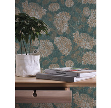 Decoratieve kamer met bloemenbehang, houten tafel, potplant en boeken