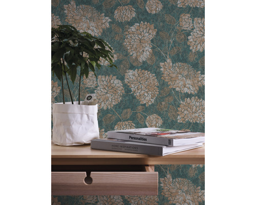 Decoratieve kamer met bloemenbehang, houten tafel, potplant en boeken