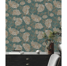Behang met bloemmotief op een muur.