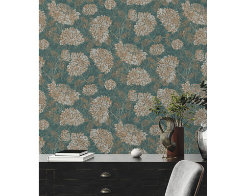 Behang met bloemmotief op een muur.