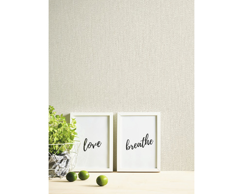 Licht vliesbehang met twee fotolijsten en decoratie