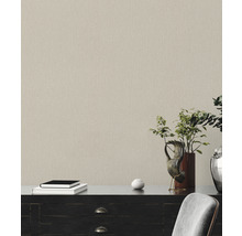Wanddecoratie met een textielbehang in een interieur met dressoir en decoratie