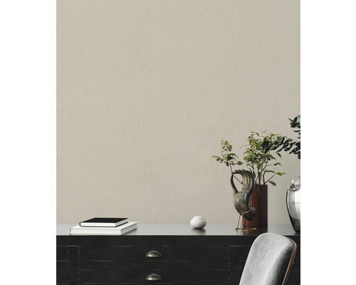 Wanddecoratie met een textielbehang in een interieur met dressoir en decoratie