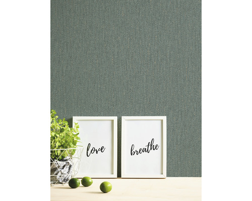 Close-up van een grijs textielbehang met twee foto''s, een plant en limoenen