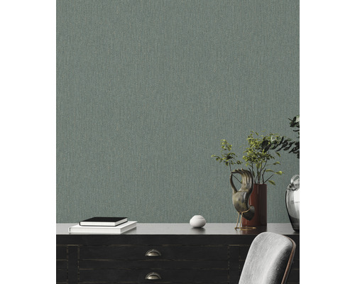 Textielbehang in woonkamer met dressoir en decoratie