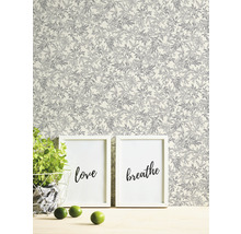 Decoratief behang met plantenmotief op de achtergrond, gecombineerd met twee afbeeldingen en een plant.