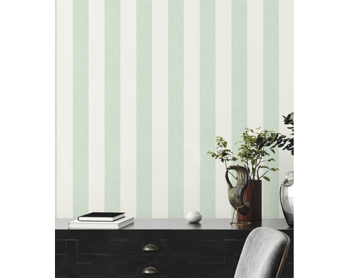 Wanddecoratie met behang met streepmotief