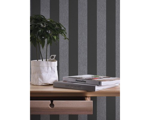 Decoratief behang met streepjesmotief, gecombineerd met plant en boeken op een tafel