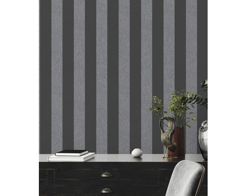 Close-up van een muur met gestreept behang voor binnenshuis