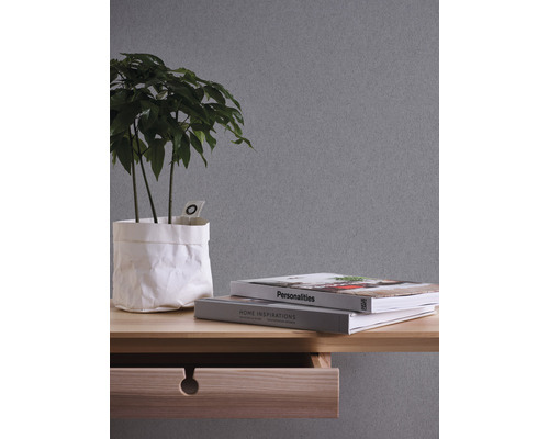 Decoratieve opstelling met plant, boeken en houten bureau